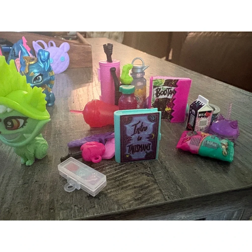 Monster High G3 Doll Accessories and Pets Lot Count Fabulous Watzie Hissfits Bag